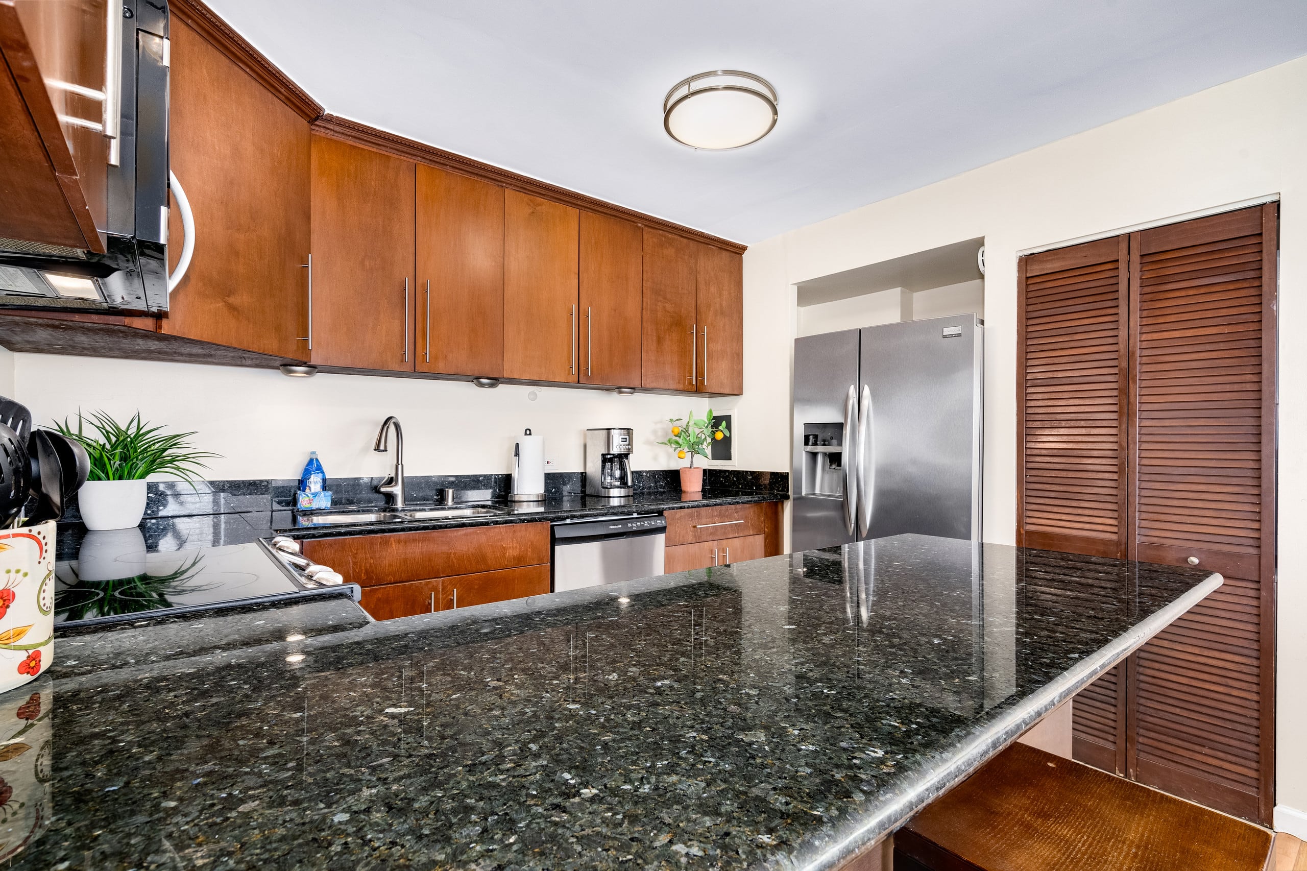 Condo in Honolulu · ★4.74 · 2 bedrooms · 3 beds · 2 baths - Image 11