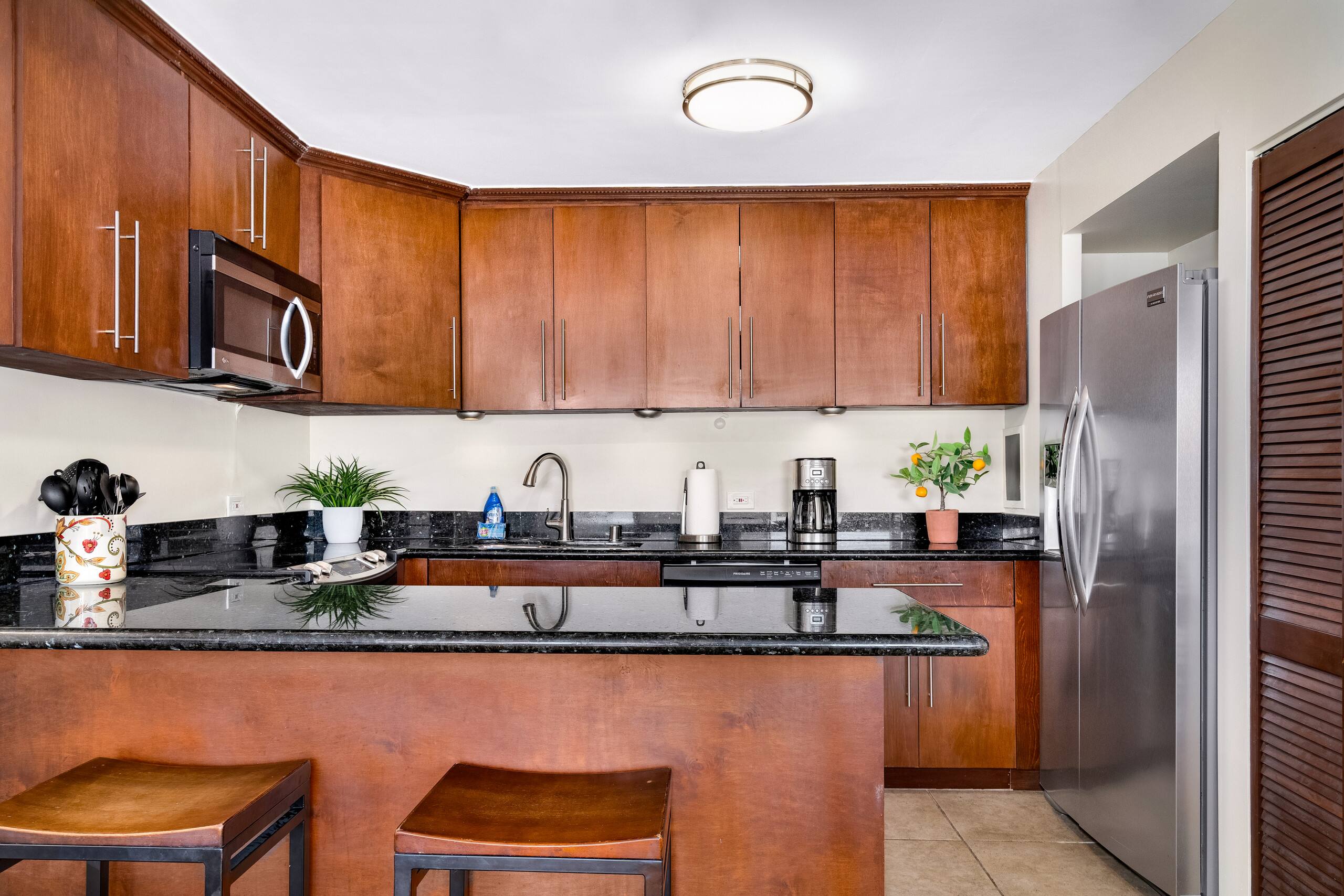 Condo in Honolulu · ★4.74 · 2 bedrooms · 3 beds · 2 baths - Image 10
