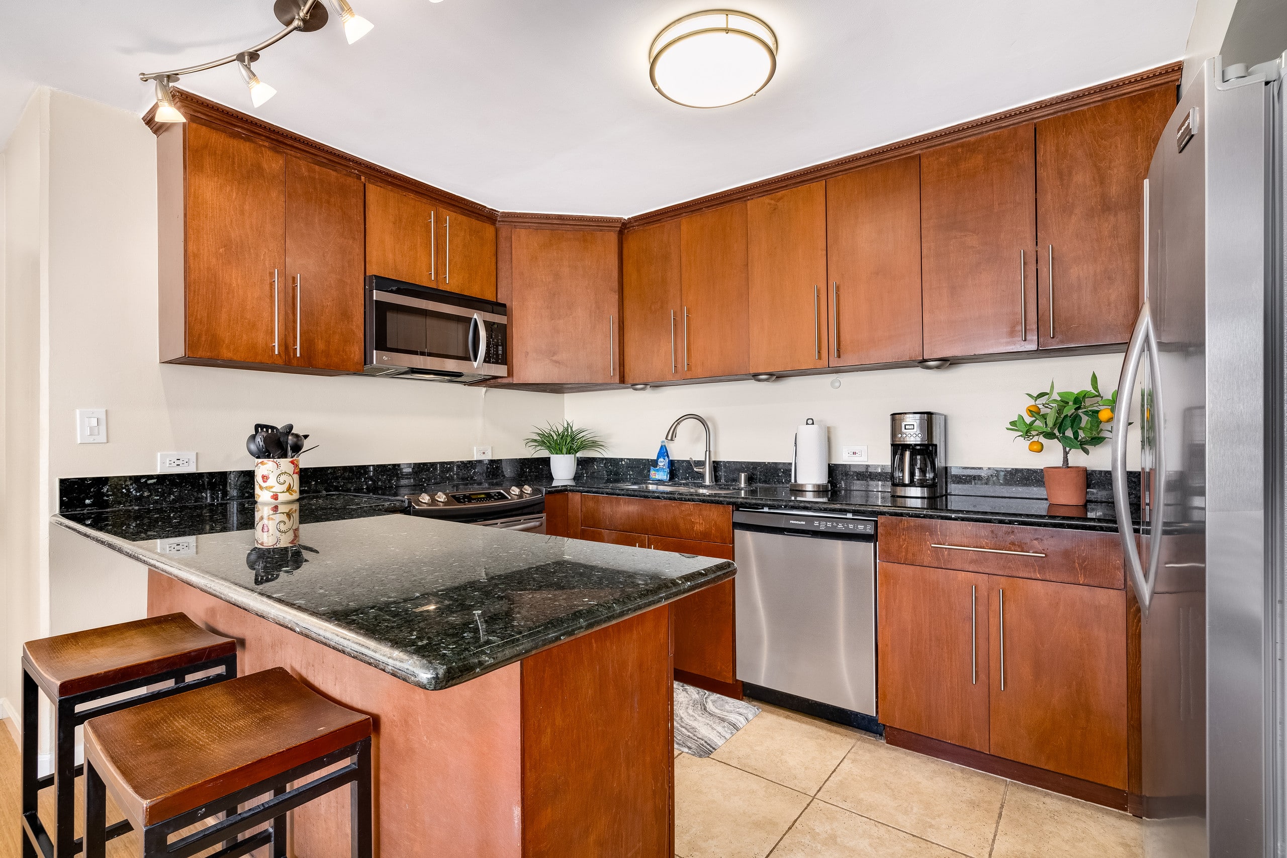 Condo in Honolulu · ★4.74 · 2 bedrooms · 3 beds · 2 baths - Image 9