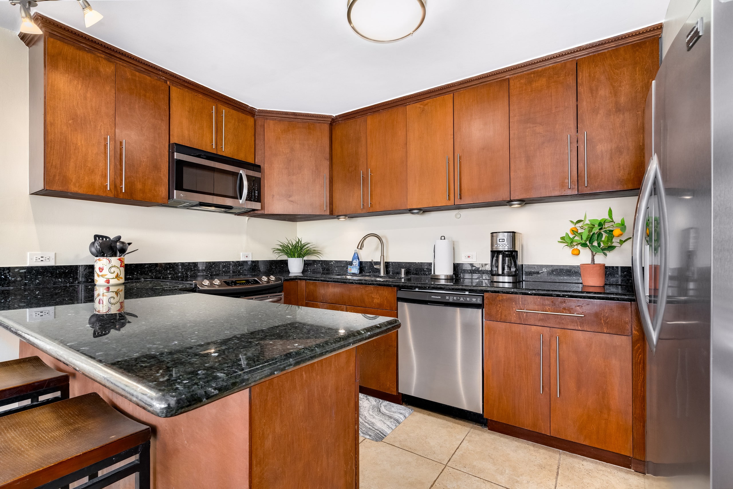 Condo in Honolulu · ★4.74 · 2 bedrooms · 3 beds · 2 baths - Image 8
