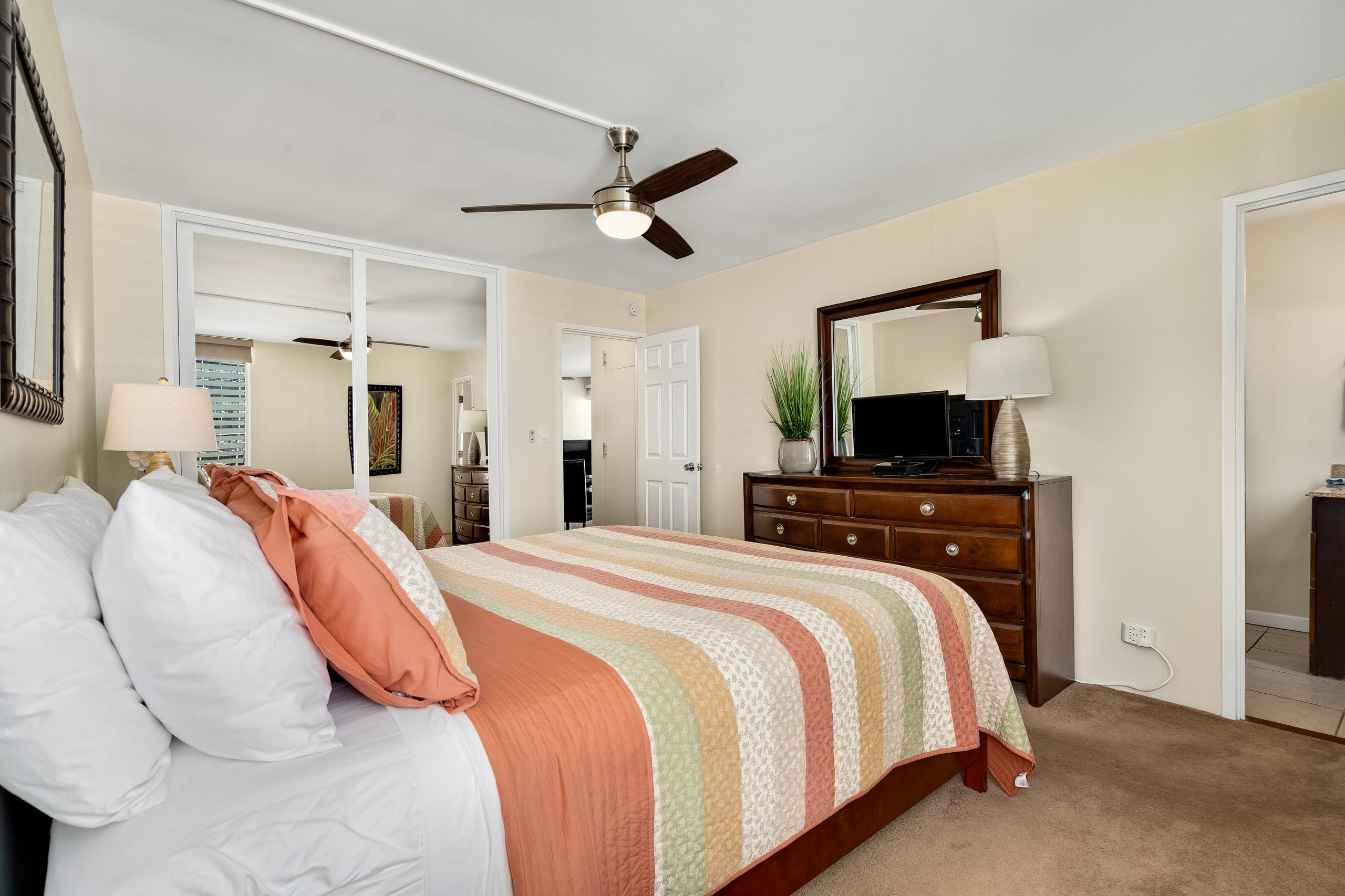 Condo in Honolulu · ★4.74 · 2 bedrooms · 3 beds · 2 baths - Image 14
