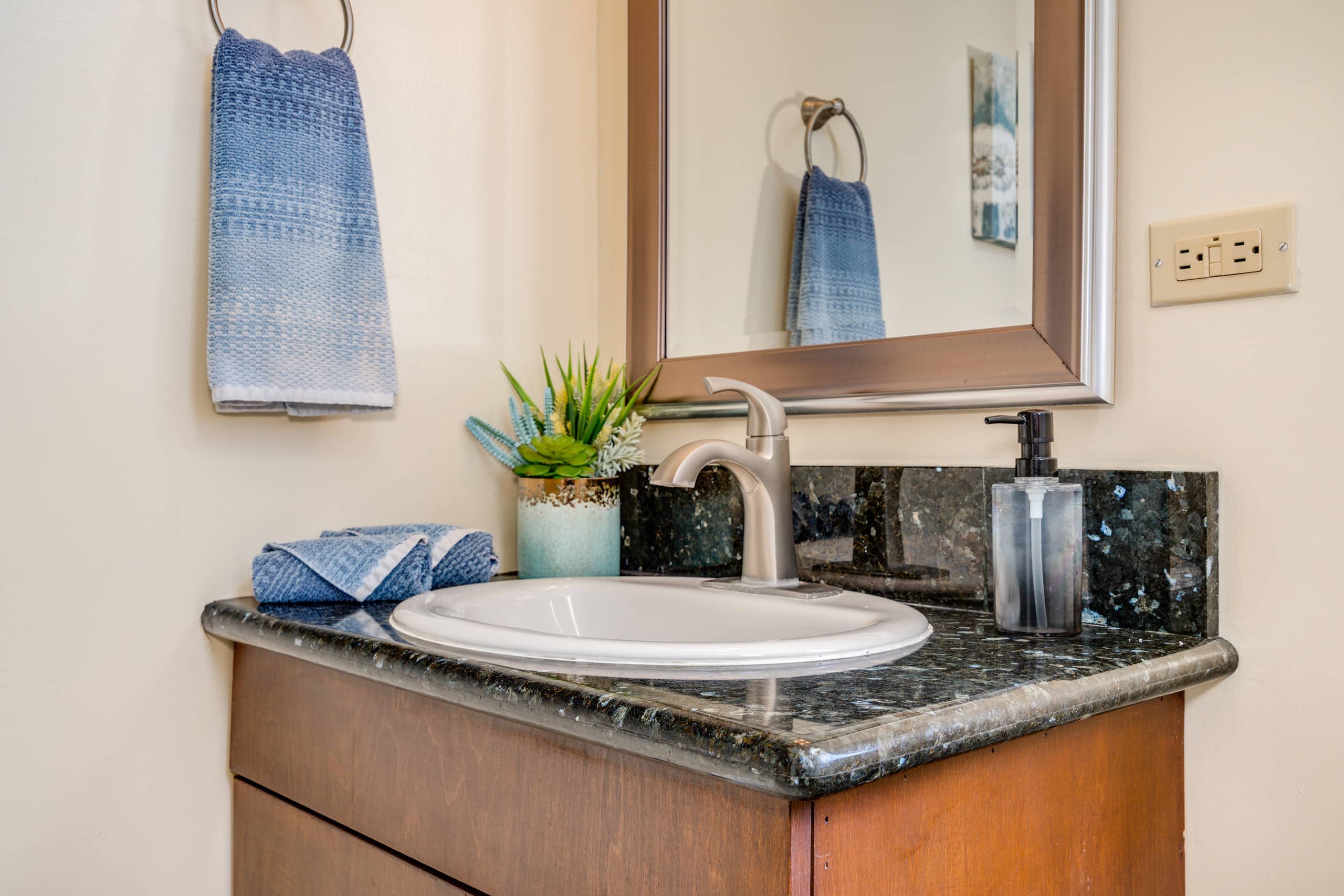 Condo in Honolulu · ★4.74 · 2 bedrooms · 3 beds · 2 baths - Image 22