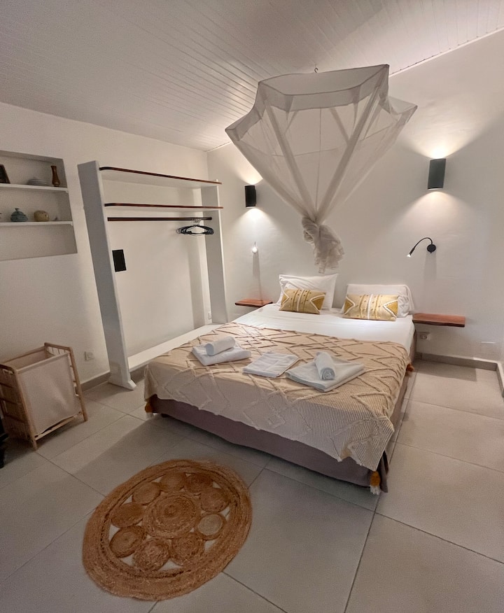 Ოთახი პირველ სართულზე დამხმარე სააბაზანოთი