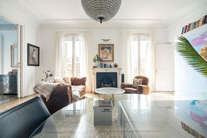 Luxury modernist apartment in the core of the city gallery image 3