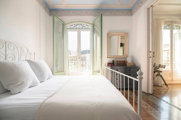 Luxury modernist apartment in the core of the city gallery image 4