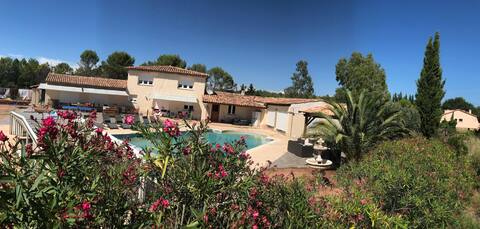 Villa 18 pers piscine chauffée spa proche Fréjus