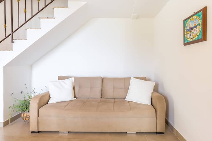 - Obývačka s rozkladacou pohovkou *Casella* spravuje #starhost  #starhoststay #uniquehomesperfectstay 