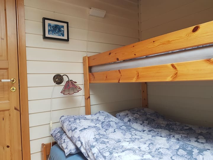 Det andre soverommet har plass til 3 personer, en dobbeltseng med en enkel køyeseng over.