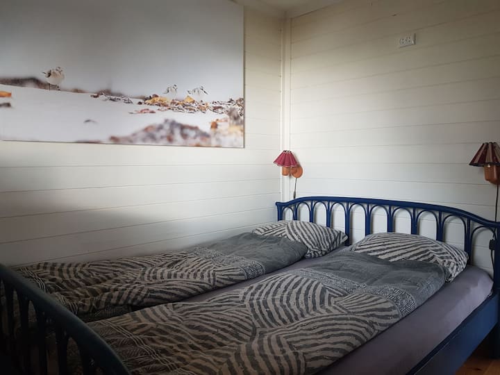 Hovedsoverommet er dekorert med beroligende fuglebilder, også til salgs hvis du ønsker det.