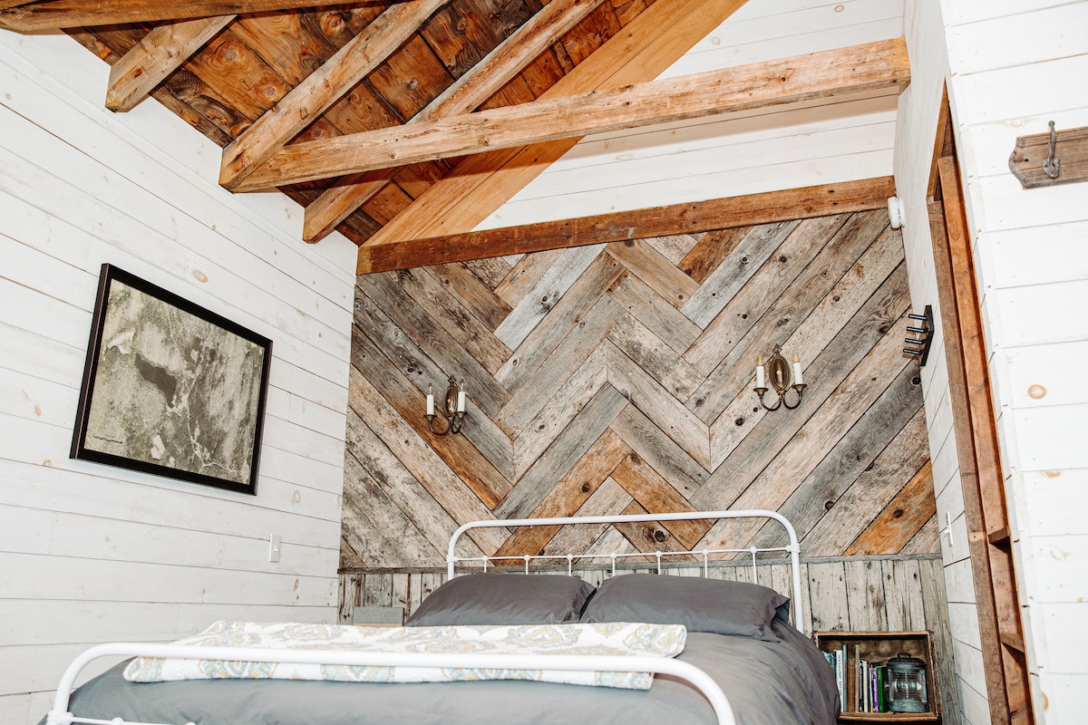 Ჩვენ გთავაზობთ როგორც ახალ თეთრეულს, ისე აბაზანის პირსახოცებს. Თქვენი ყველა ნივთისთვის მარჯვენა მხარეს კედელზე არის კაუჭები და თაროები.

ბონუსი: @wanderwithlee