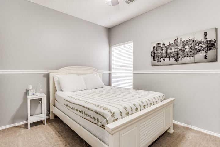 Spálňa s manželskou posteľou - luxusná manželská posteľ s plyšovým matracom.