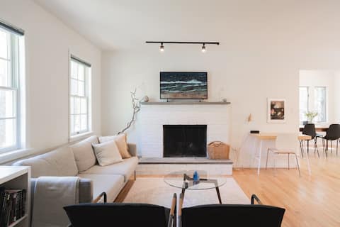 Silver House: 3BR Home with Private Beach Access