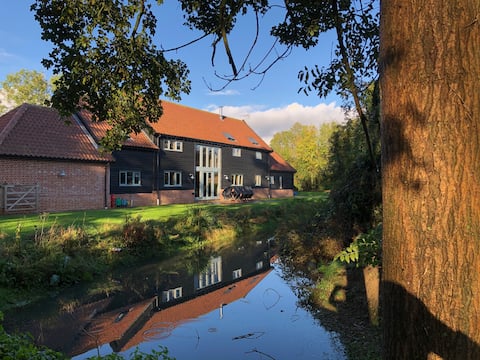 Old Oak Barn with Jacuzzi hot tub