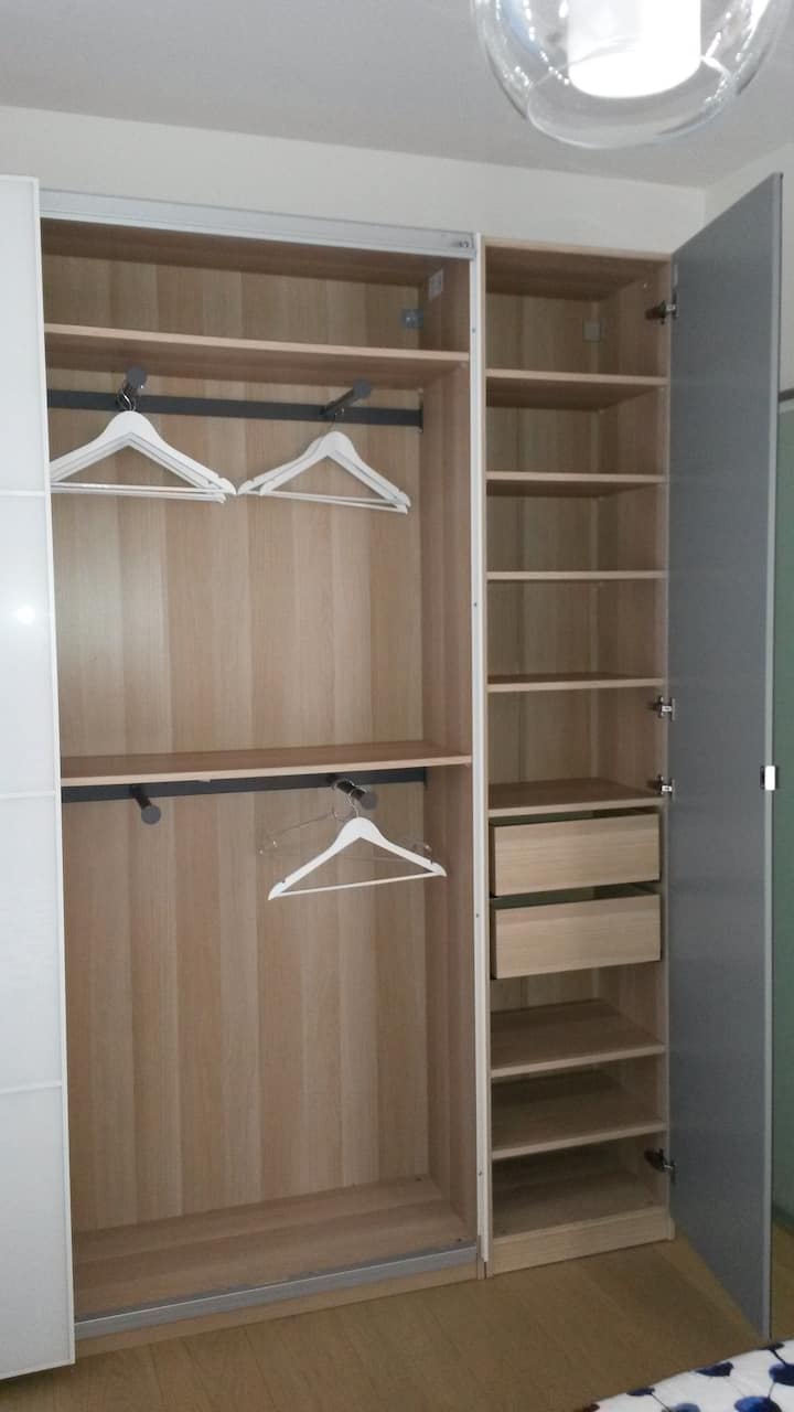 חדר שינה גדול עם חדר הלבשה