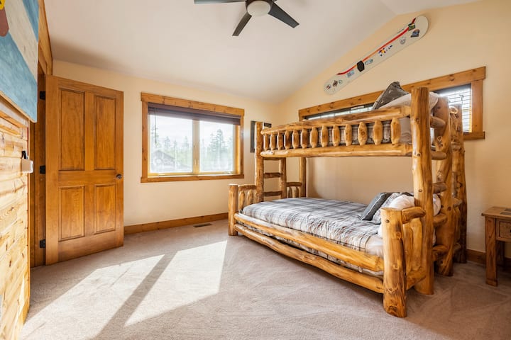 Spavaća soba na katu s krevetom na kat koji ima madrac za veći bračni krevet na donjem dijelu i madrac za manji bračni krevet na gornjem dijelu, što je savršeno za djecu ili fleksibilne aranžmane za spavanje.  Ova spavaća soba ima kupaonicu koja se ulazi iz dvije prostorije.