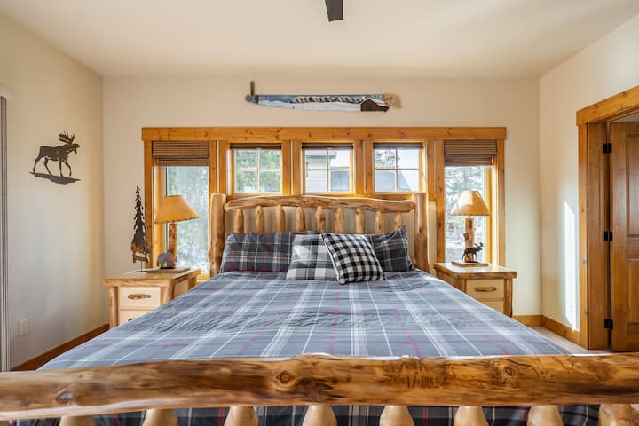 Glavna spavaća soba na glavnom katu uz dnevni boravak s bračnim krevetom, garderobom i privatnom kupaonicom za udobnost i praktičnost.