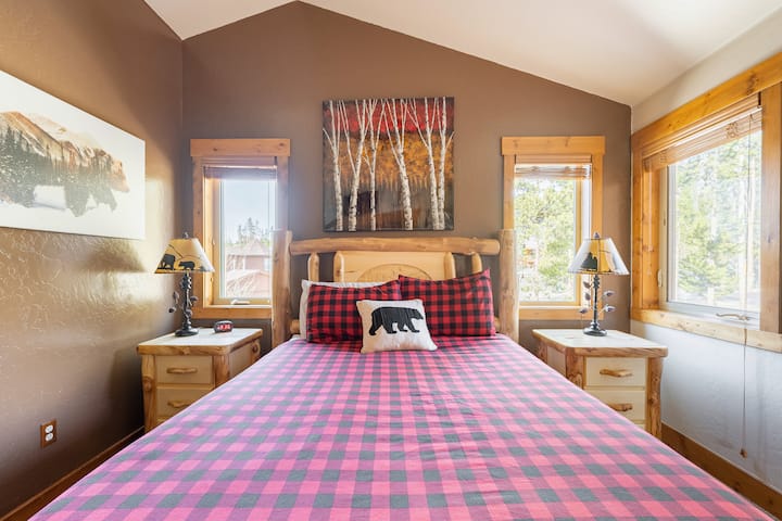 Spavaća soba na katu s udobnim bračnim krevetom i izravnim pristupom zajedničkoj kupaonici za dodatnu privatnost i praktičnost.