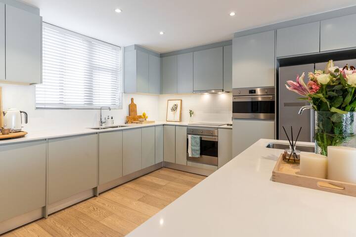 Luxury Atlantic Seaboard two-bedroom apartment gallery image 4