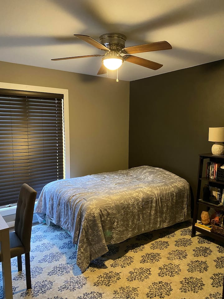 Veliki krevet. 
43-inčni TV
U hodniku s spavaćom sobom 2 dijeli kupaonicu s WC-om (veliki umivaonik / umivaonik, WC školjka, tuš-kada i kada). 