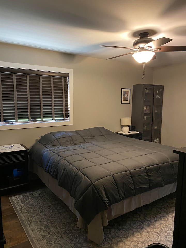 Glavna spavaća soba s bračnim krevetom i privatnom kupaonicom u glavnoj spavaćoj sobi (umivaonik / umivaonik, WC školjka, tuš-kada, velika kada. 
43-inčni TV