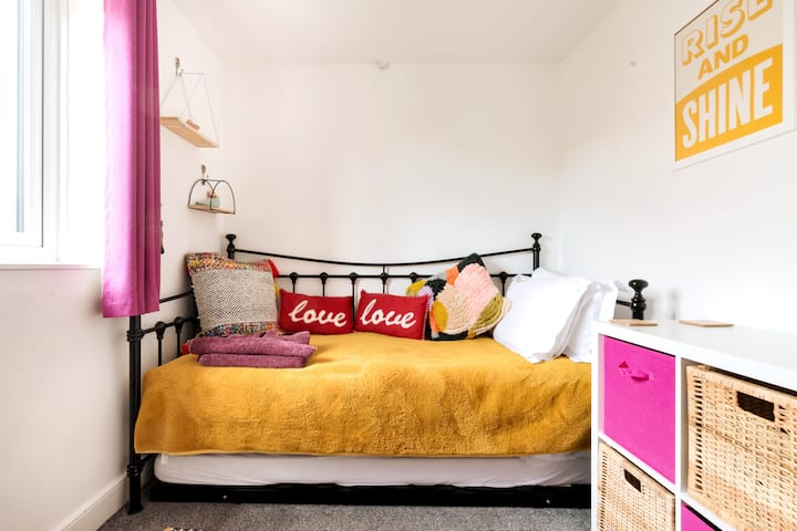 Single Bedroom + with pull out bed