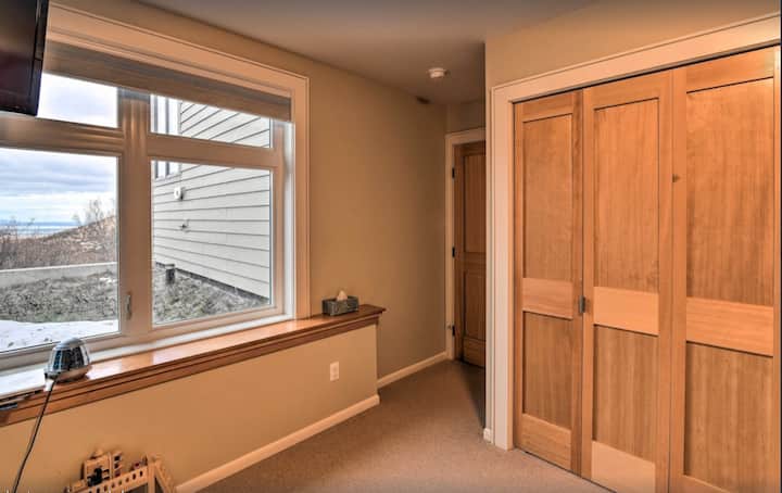 سرير بطابقين مع مرتبتين كاملتين الحجم ودوامة مزدوجة الحجم يتم سحبها تحت السرير السفلي. 