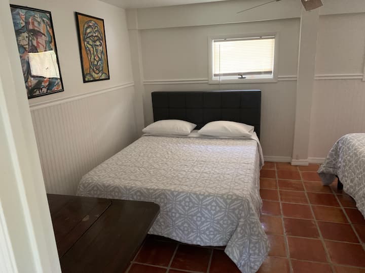 Საძინებელი დაბლა
- ერთი საწოლი
Ერთი სრული 
მიმაგრებული აბაზანა-ტუალეტი