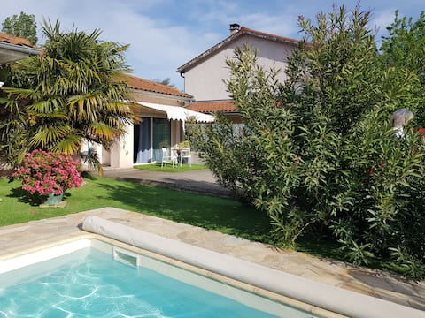 Top Airbnb: Studio on the outskirts of Lyon. Pool. (Eurexpo. Golf) in Saint Priest