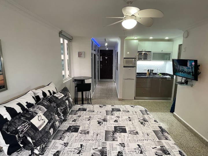 Სრული ორთოპედიული საწოლი 152 × 203 სმ.  Სიმონსის ხაზის ზედა ნაწილში.  Დეკორატორის გადასაფარებლები და ბალიშები.  Მაღალი უკანა დინეტის ნაკრები. Ორივე კონდიციონერი და ჭერის ვენტილატორი.  Განწყობის განათება შესასვლელთან.  Თანამედროვე სამზარეულო მზარეულის ცვეთით, თეფშებით, ჭურჭლით, ჭიქების საწებლით, დანა-ჩანგლით.