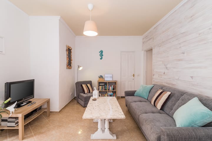 Дневната соба има сè за да ви биде удобно, како и телевизор со меѓународни канали, DVD-плеер и wifi, секако. Исто така, има многу книги од кои можете да изберете ако сакате да се опуштите на плажа или во вашиот дом за одмор. 