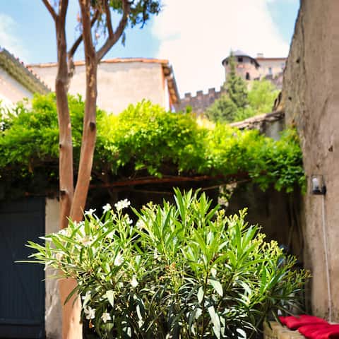 The house of the teas, at the foot of the ramparts.