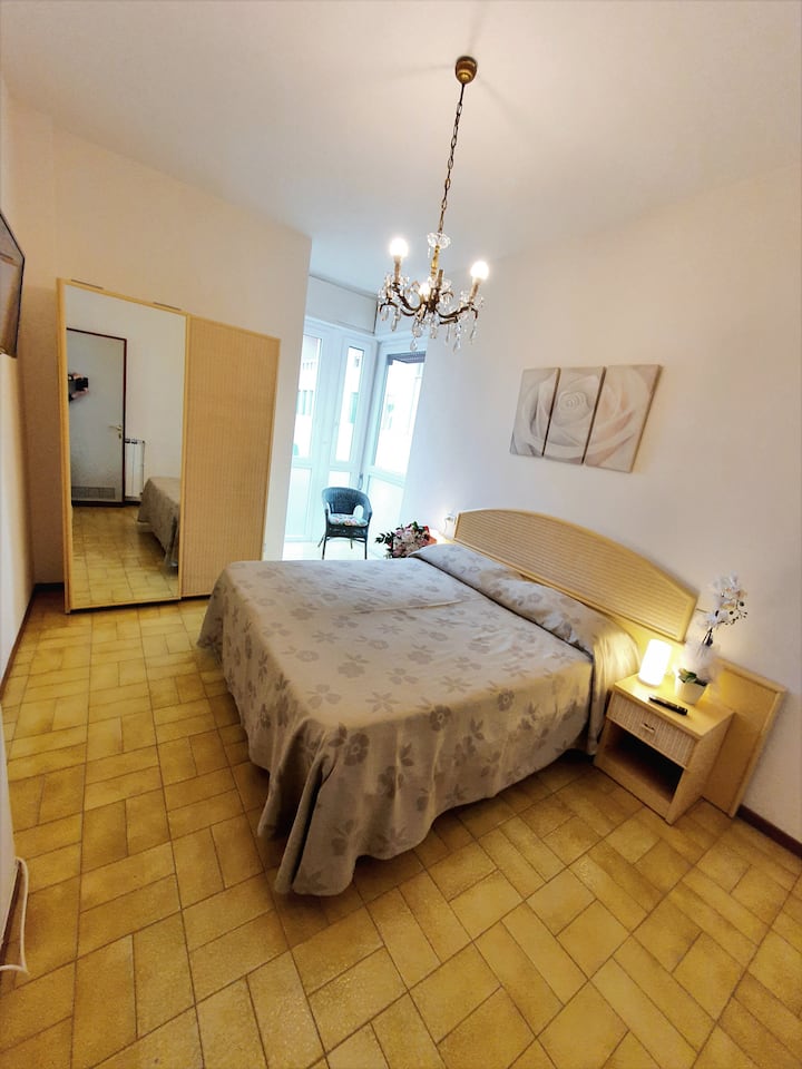 Спалня с две легла, която се е превърнала в двойно легло.