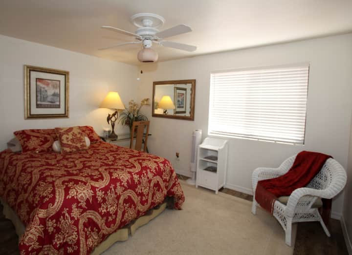 Pohodlná menšia manželská posteľ s pracovným stolom a prútenou stoličkou, ktorá sa dá ľahko otočiť k pokojnému výhľadu na lesnú službu a vtáky a voľne žijúce zvieratá!