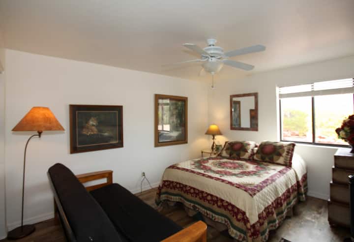 Hlavná spálňa s futónom na čítanie a oddych a kufrom ako jedna z troch komôd. 