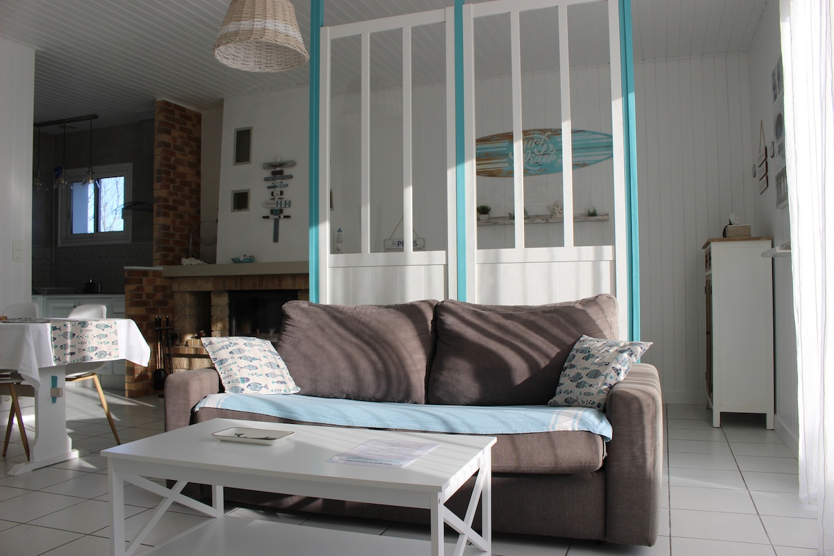 Дневна соба - простор за седење и јадење.
Кауч на спуштање.