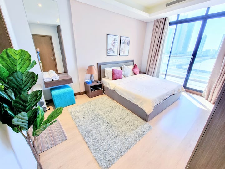 Dormitorio con baño y balcón conectado