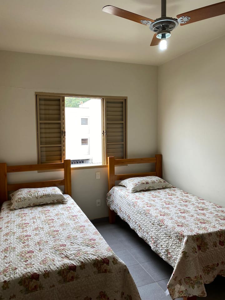 Jednolôžková izba s ventilátorom. 