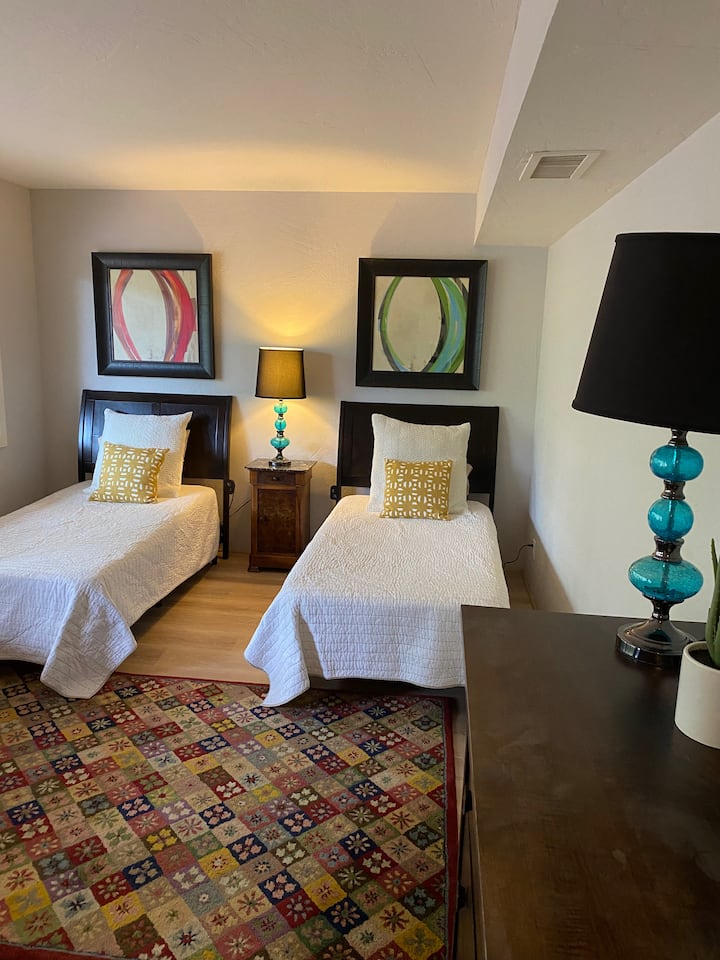 Quarto com 2 Camas de Solteiro - no