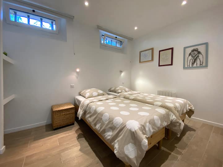 Chambre à l'arrière du salon.
Possibilité de réunir les 2 lits pour en faire un grand.