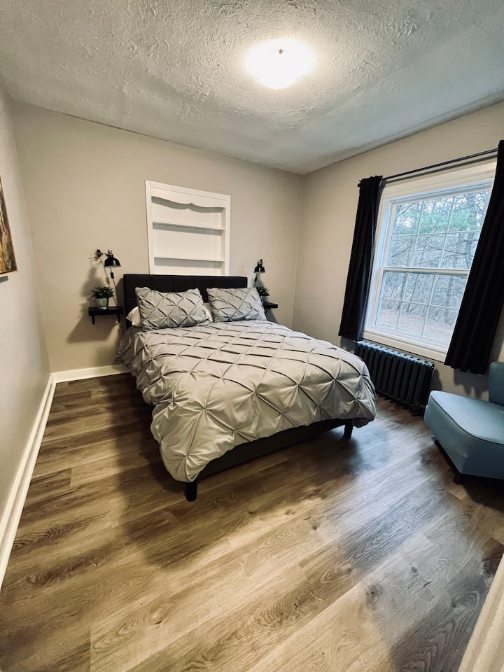 主楼卧室配备全尺寸床和大壁橱。