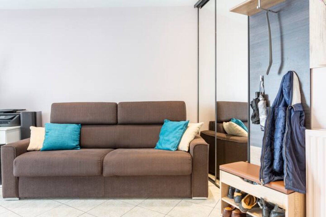 Разтегателен диван на долния етаж в хола