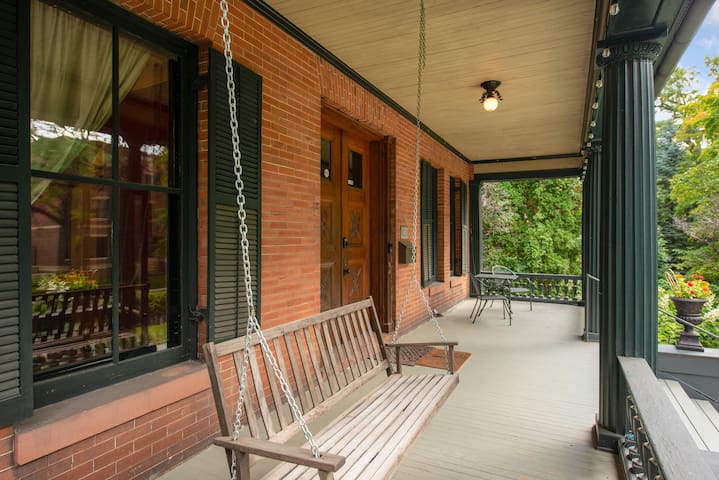 Historic District Holiday Family HQ gallery image 4