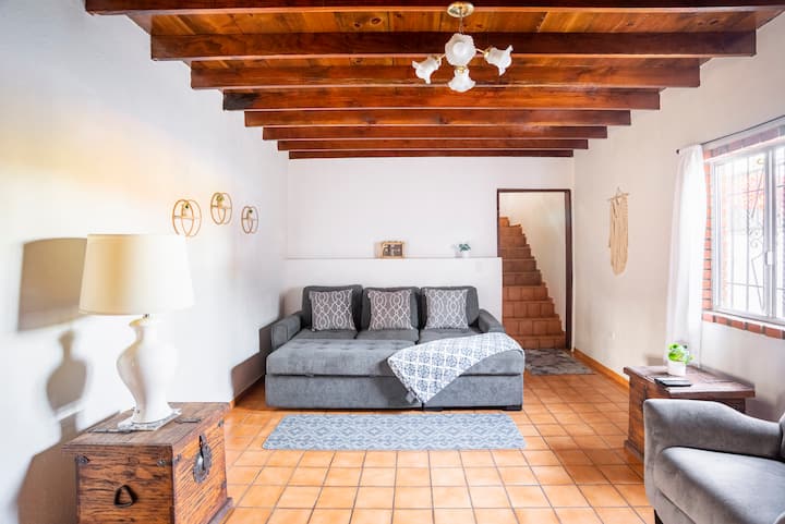 带壁炉和沙发床的电视房