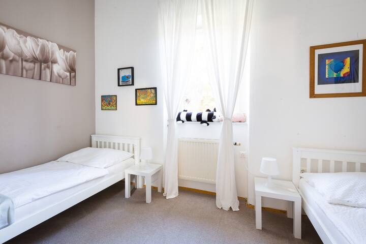 bis 6 Personen , Schlafzimmer , zwei Einzelbetten 
1. Ebene