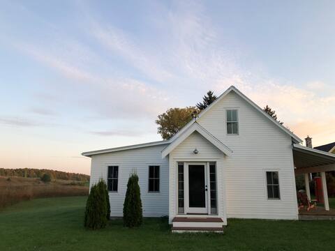 Leelanau Modern Farm Cottage-NEW HOT TUB 2025