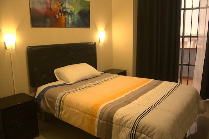 ห้องหลักมีตู้เสื้อผ้าบิวท์อินและสมาร์ททีวีแบบมีสายขนาด 32 "นอกจากนี้ยังมีบัญชี Netflix ที่เปิดใช้งาน