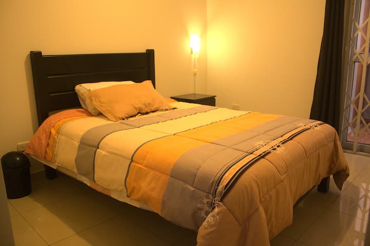 ห้องที่สองมีตู้เสื้อผ้าบิวท์อินและทีวีพร้อมเคเบิลทีวี