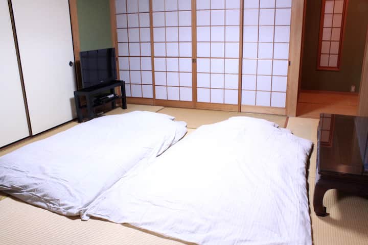 Duerme con un futón.

Utiliza el futón.