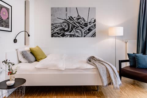 Successful Airbnb property: Single apartment to the courtyard with large balcony in Alt Moosach