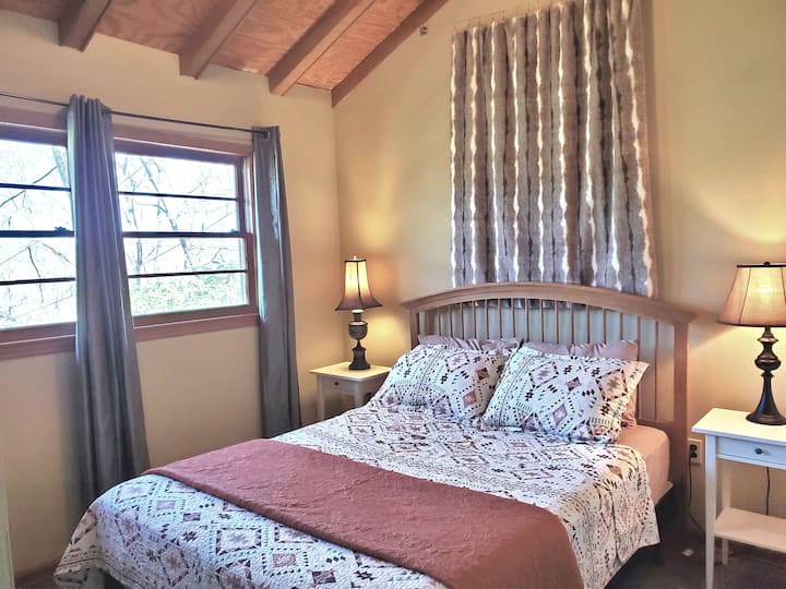 غرفة نوم 1 بسرير بحجم ملكي وأسقف مقببة